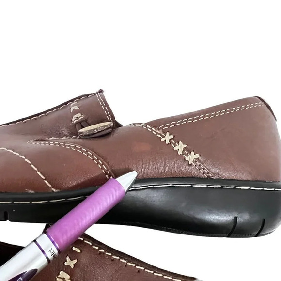 Clarks Bendables Size 7.5 M Brown Leather Loafer Slip On Upper w/ Button, 35063 - Picture 7 of 12